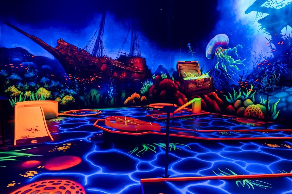 Schwarzlicht-Minigolf im Gewerbepark Brugger