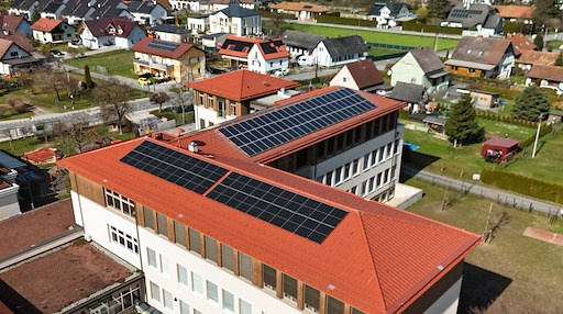 Drohnenfoto der PV-Anlage am Dach der VS Gössendorf