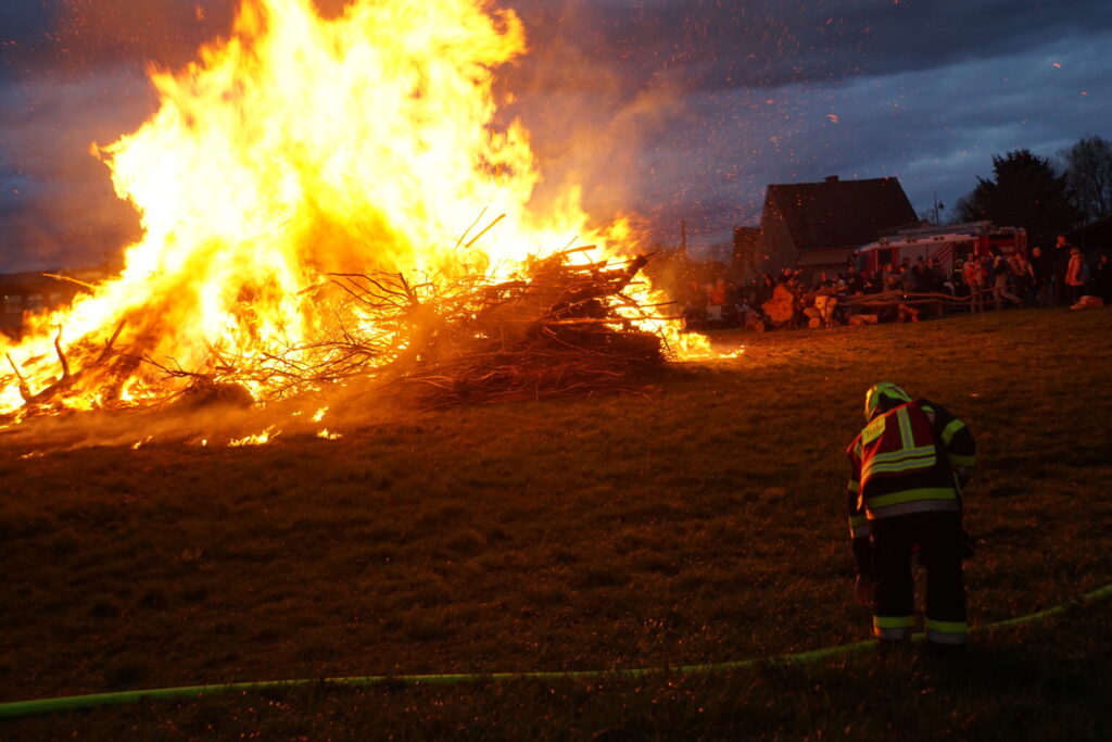 Erfolgreiches Gössendorfer Osterfeuer 2026 – 10 Jahre Brauchtum wiederentfacht!