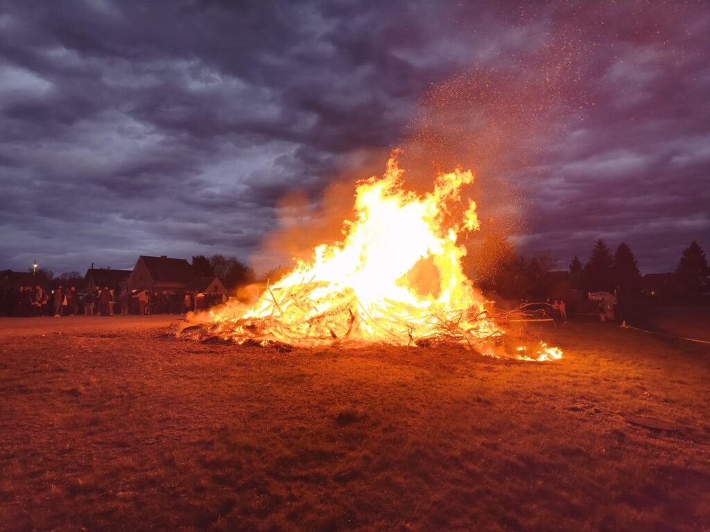 Erfolgreiches Gössendorfer Osterfeuer 2026 – 10 Jahre Brauchtum wiederentfacht!