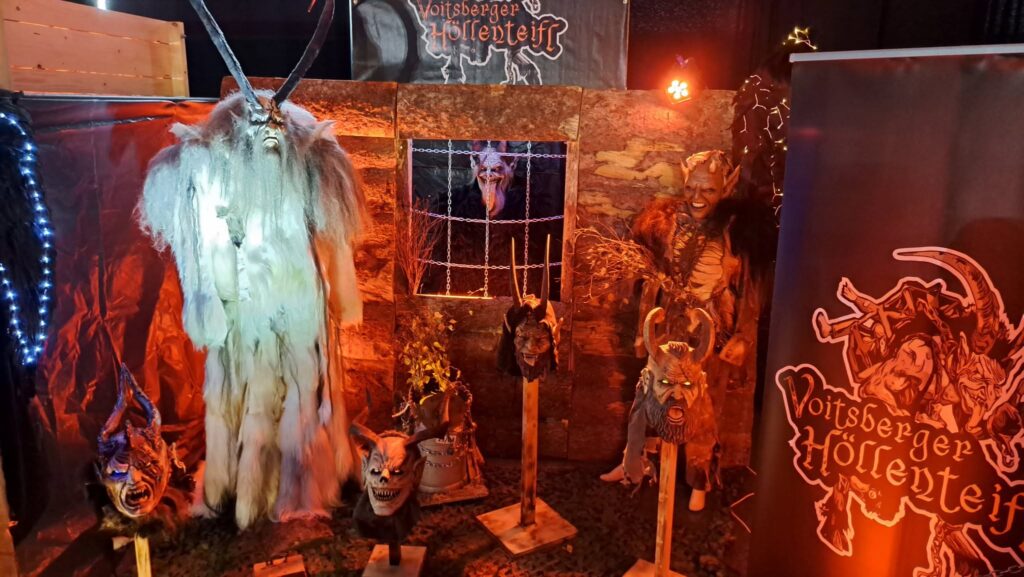 Große Benefiz Maskenausstellung der Groaztn Hölln Bruat