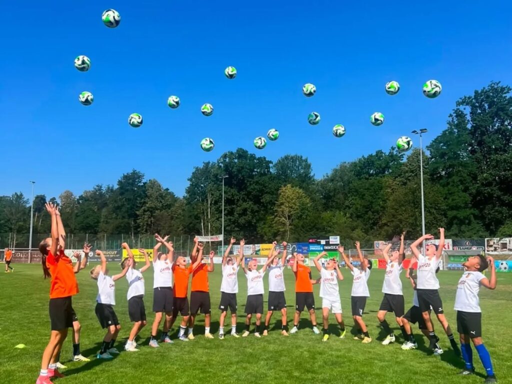 130 Nachwuchskicker: Fußball und Teamgeist beim SV Gössendorf Sommercamp