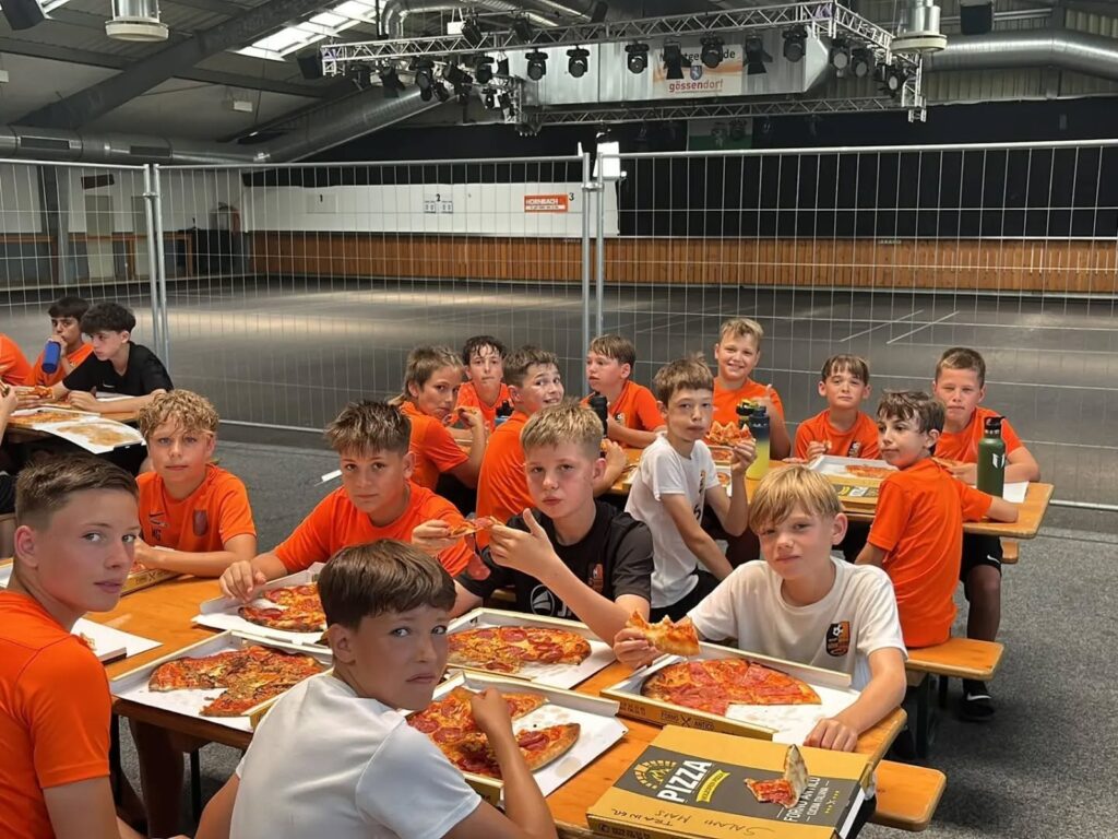 130 Nachwuchskicker: Fußball und Teamgeist beim SV Gössendorf Sommercamp